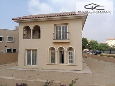 villa townhouse for sale 460m uptown new cairo READY TO MOVE FINISHED  with installment in the best location in 5th statement