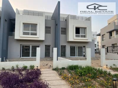 Lowest price for  town house 247m modern ready to move with lowest installments , best location in hyde park fifth settlement