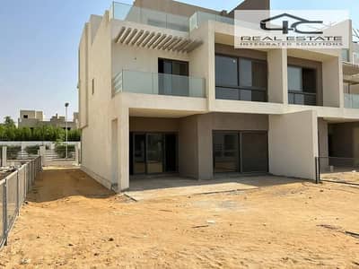 Villa town house 246 m semi finished ready to move with lowest total price from the owner 3 bedrooms for sale in Fifth Square Compound