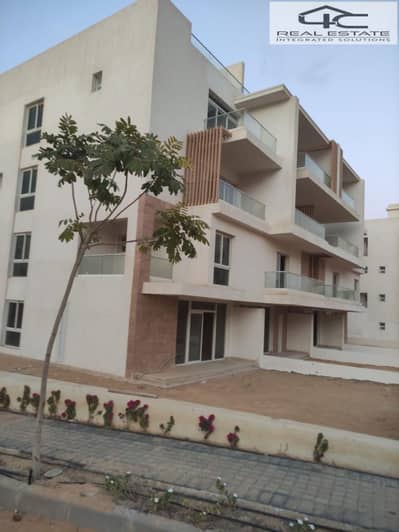 I villa roof in Mountain view i city for sale 275 m 3 bedrooms and nanny room in prime location and special view with down payment and installments