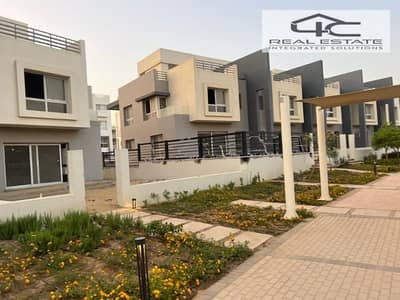 For sale town house 247m modern ready to move with lowest installments , best location in hyde park fifth settlement