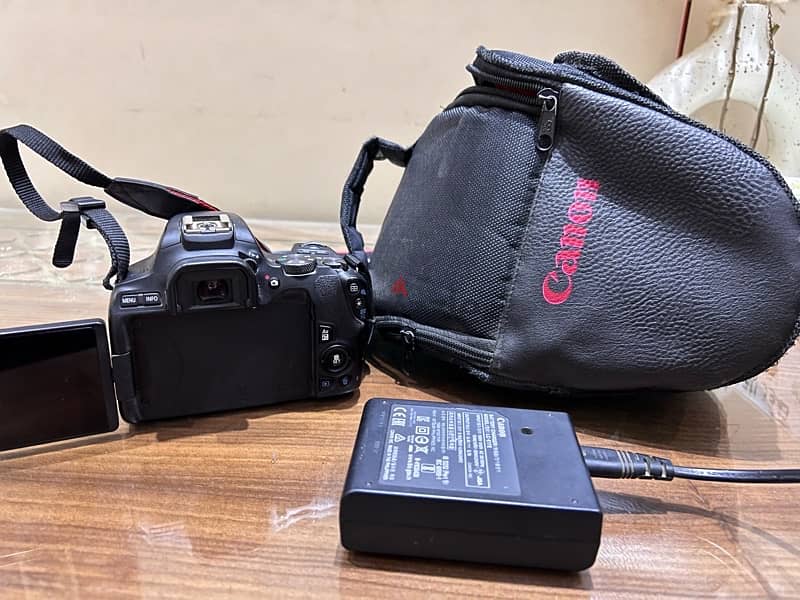 كاميرا Canon 250D استعمال شخصي بالكرتونة وكل حاجة 2