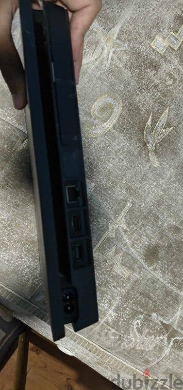 ps4  slim بدراعين وباقة العاب 4