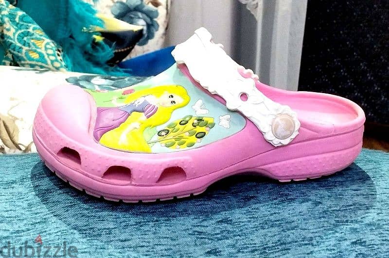 Crocs. . . . sizeJ2. . . . 33. . . . 34 5