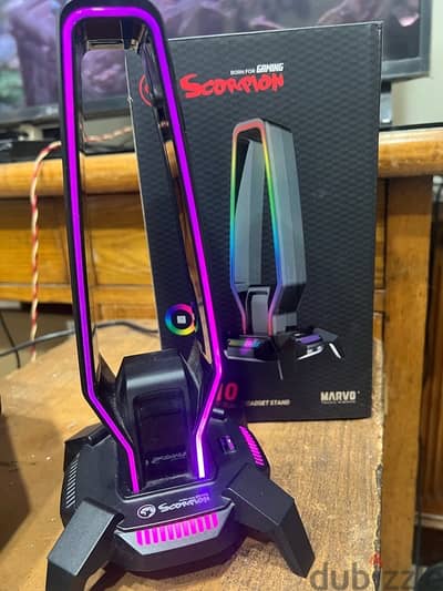 ستاند سماعة SCORPION  ب RGB و 3 اماكن USB