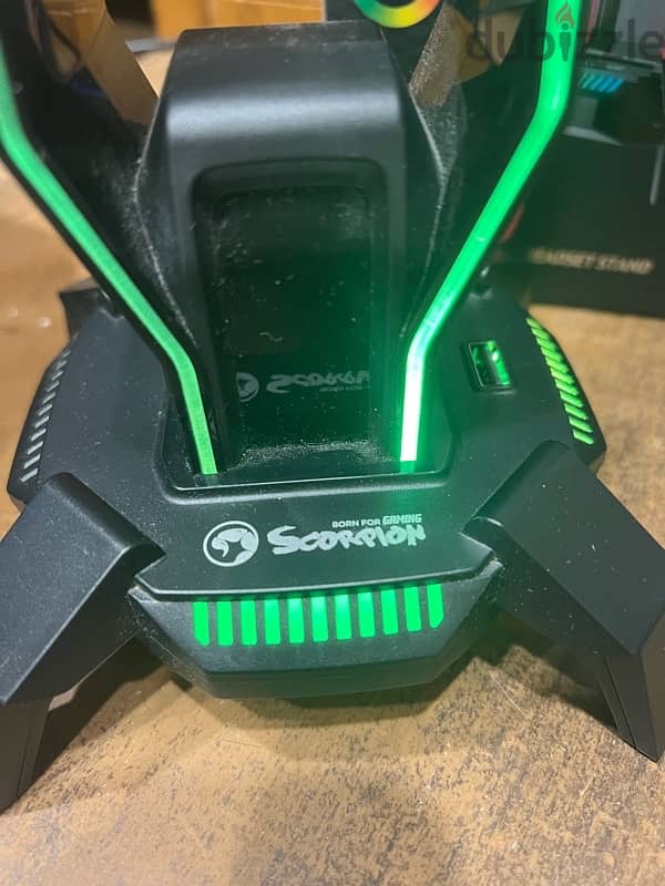 ستاند سماعة SCORPION  ب RGB و 3 اماكن USB 2