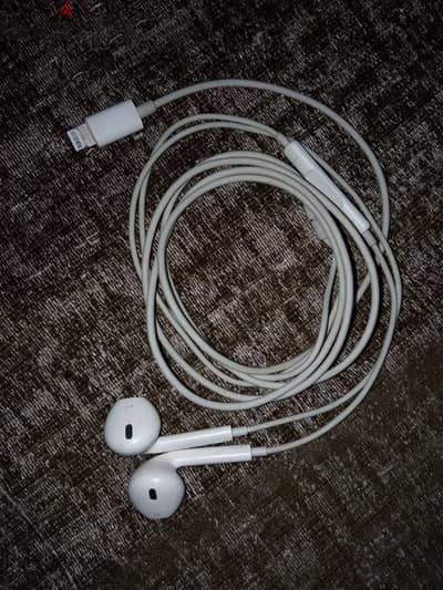 سماعة ايفون اوريجينال حالة ممتازة Apple original Headphones