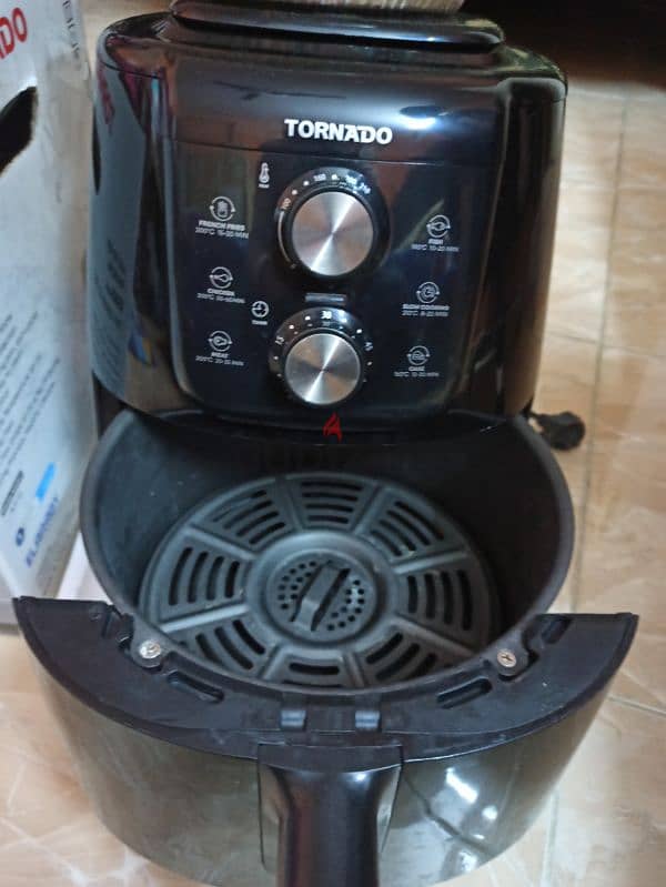 TORNADO Air Fryer  1550 Watt 4 Liter Manual Control Black 1