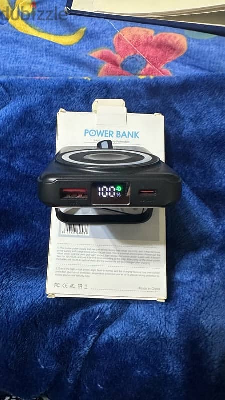 Magnetic Wireless Power Bank With Stand 1