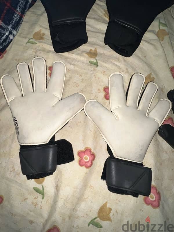 Goalkeeper gloves. 4