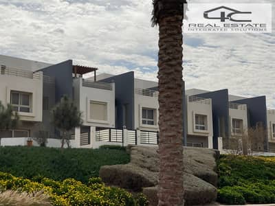 Villa Townhouse corner classic design with down payment 9 and installments in Very prime location for sale in Hyde Park