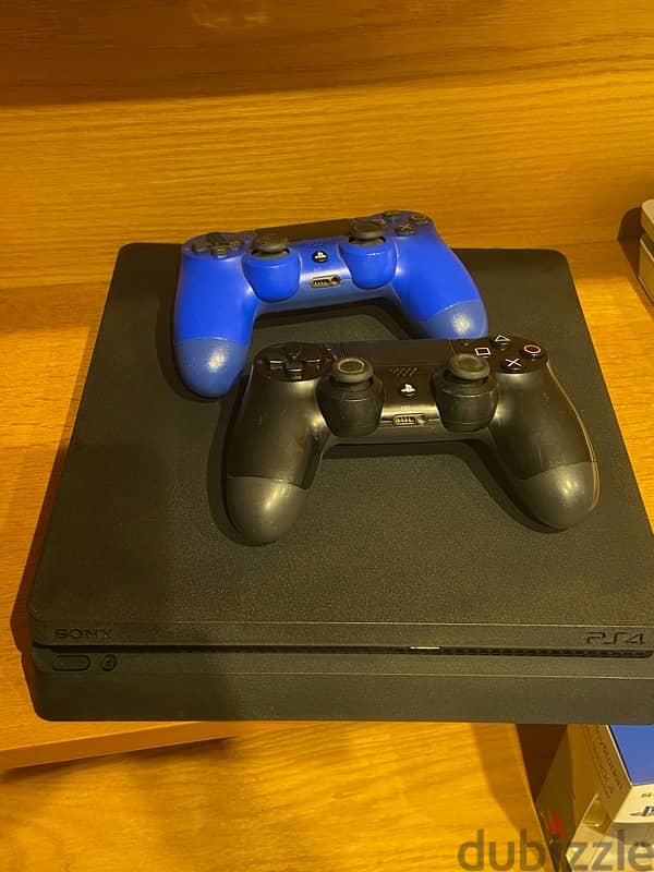 PlayStation 4 slim 1