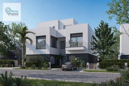 Installments over 10 years and receive immediately a standalone villa with 6 rooms directly on the ring road in PALM HILLS in New Cairo