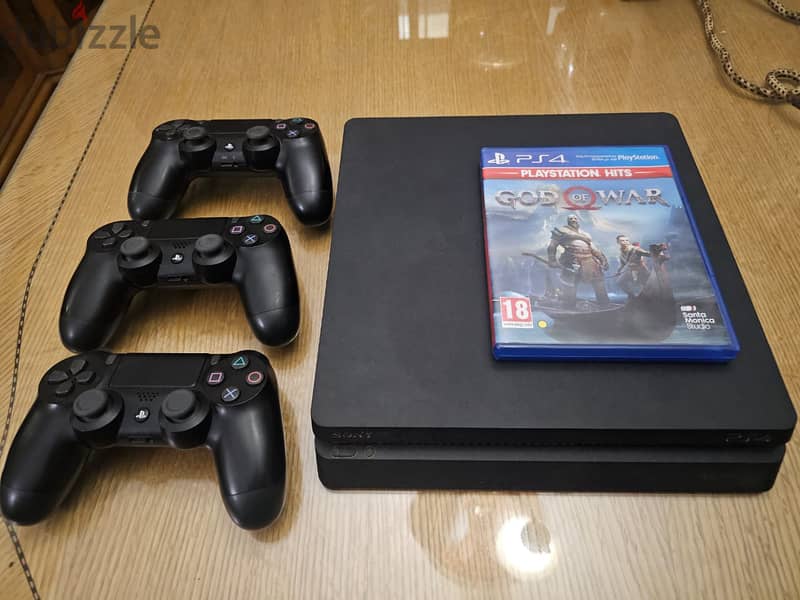 ps4 slim with 3 controllers and a cd 0