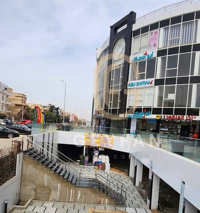 Shop for Rent – Lower Ground Floor in a Commercial Mall   - Location: Lower ground floor inside the mall    - Area: 45 m²    - Monthly Rent: 27,000 EG