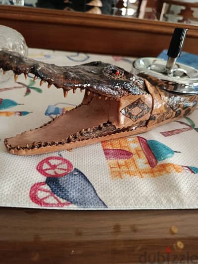 طفاية رأس تمساح محنط . crocodile ashtray