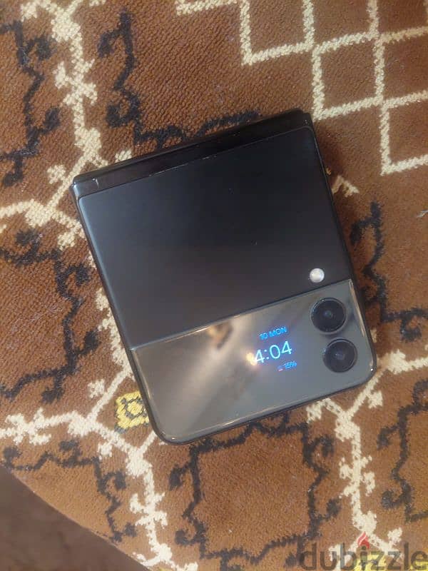 موبايل galaxy z flip 3 5g حالته كويسه جدا 3