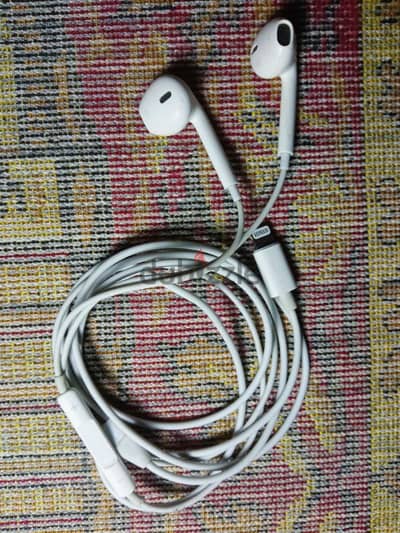 سماعة ايفون اوريجينال حالة ممتازة Apple original Headphones