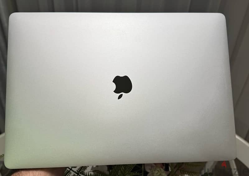 MacBook Pro 2019 i9 16 inch Silver 1