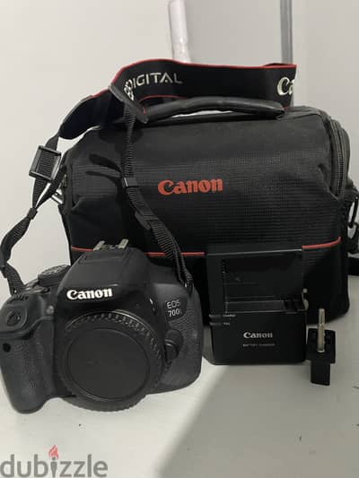 Canon 700D camera with an 18-135mm lens + battery + bag.