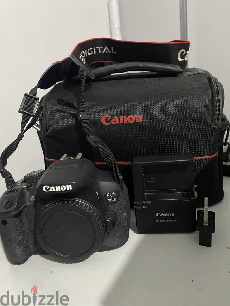 Canon 700D camera with an 18-135mm lens + battery + bag. 0