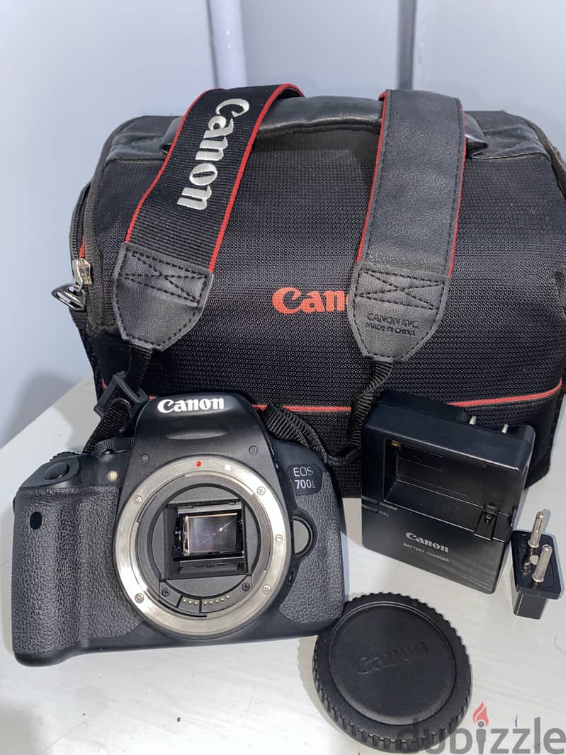 Canon 700D camera with an 18-135mm lens + battery + bag. 2