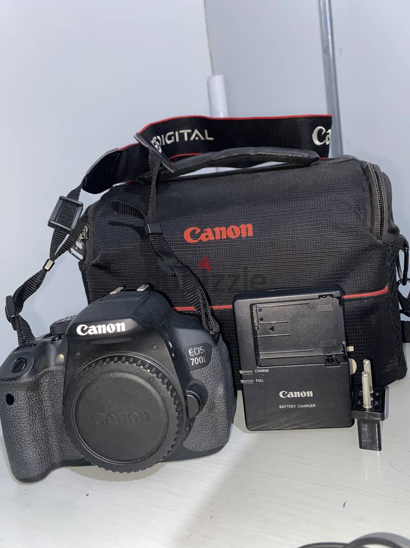 Canon 700D camera with an 18-135mm lens + battery + bag. 4