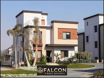 With a 5% down payment, own a townhouse villa in the heart of New Cairo, Azzar Compound, next to Palm Hills new cairo