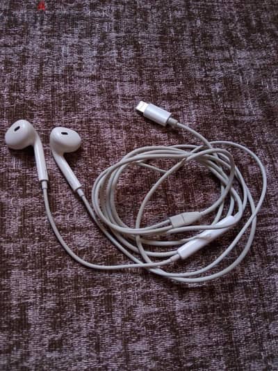 سماعة ايفون اوريجينال حالة ممتازة Apple original Headphones