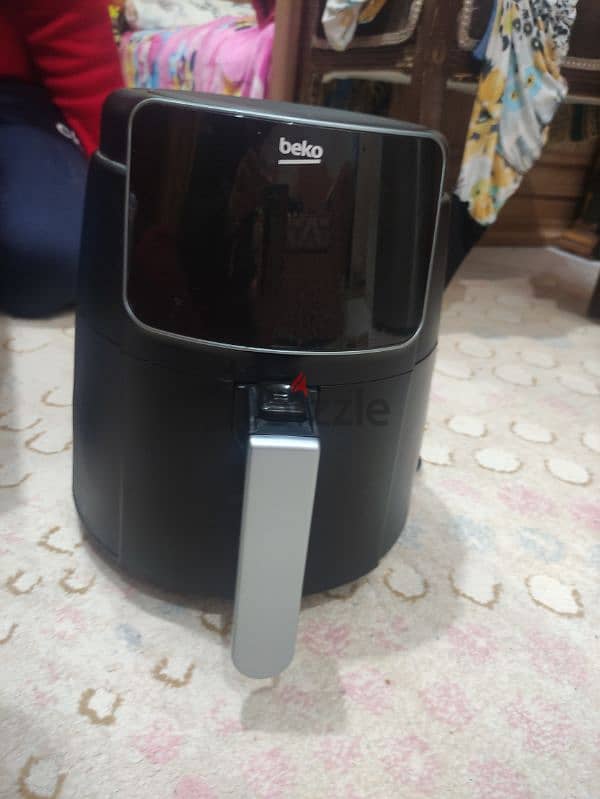 Air Frier beko استعمال مرتين بس بالكرتونه والضمان  وهنزل ف سعرها الف ج 2