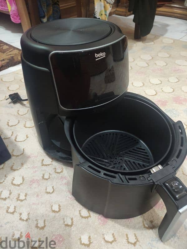 Air Frier beko استعمال مرتين بس بالكرتونه والضمان  وهنزل ف سعرها الف ج 4