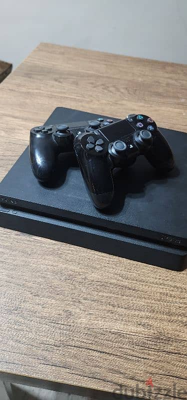 ps4 slim 500G + 2 controllers + 6 games