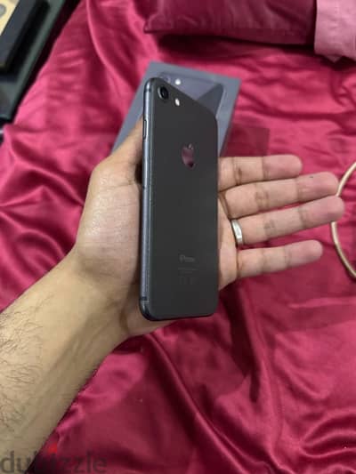 iPhone 8 العادي حاله ممتازه جدا