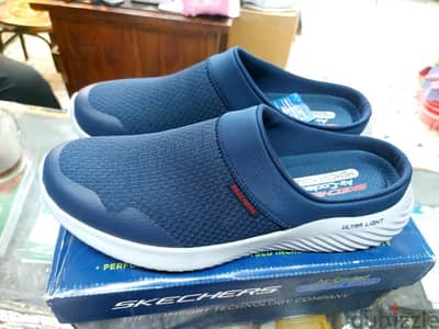 احذية حالتها جديدة للبيع ماركة skechers (اصلي)