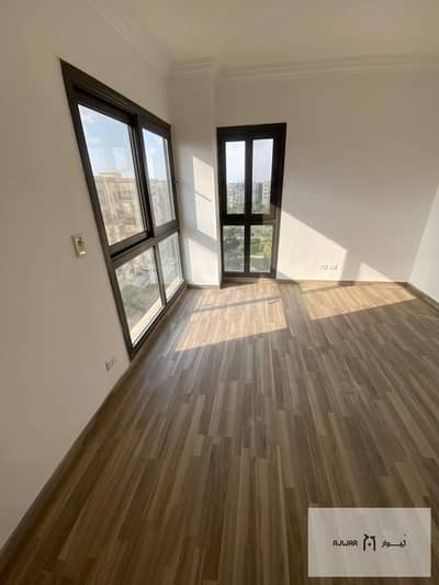 "For B8 lovers in Madinaty, a distinctive apartment for sale with an area of 121 sqm, garden view. Divided into 3 bedrooms and 3 bathrooms. Delivery w