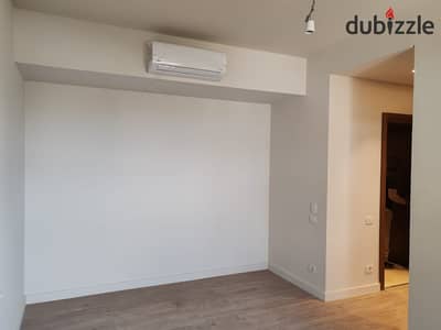 شقة استخدام اول مع مطبخ وتكييفات للايجار في سوديك فيليت V-residence