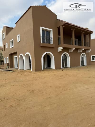 Ready to move villa standalone 525 m semi finished direct on central park for sale with down payment and instalment in Hyde park new cairo compound