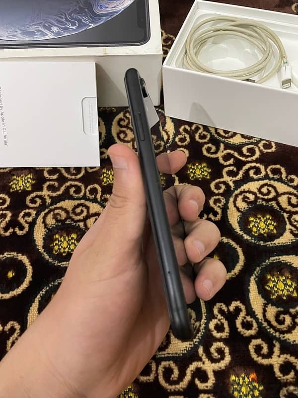 iPhone XR 128 كرتونه 6