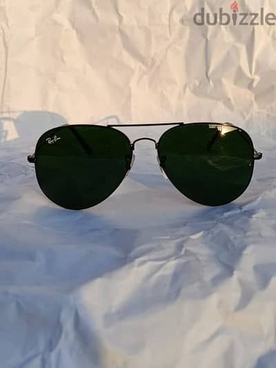 نظارة شمسية من نوع "أفياتور" (طيار) من ماركة "راي بان" (Ray-Ban)،