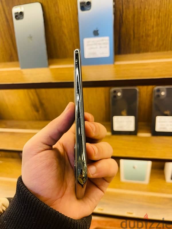 iPhone 11 Pro Max 256GB (شريحتين) بسعر 17,500 جنيه بطاربه ٩٦! 0