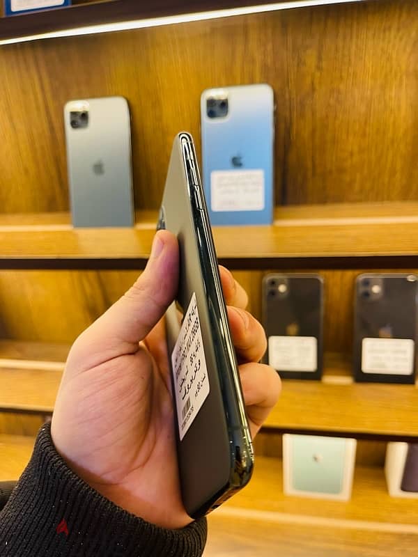 iPhone 11 Pro Max 256GB (شريحتين) بسعر 17,500 جنيه بطاربه ٩٦! 4