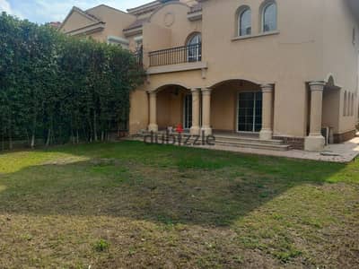 Twin house for rent in Madinaty, prime location, minutes from Madinaty main gate, with a square garden area, company finishing