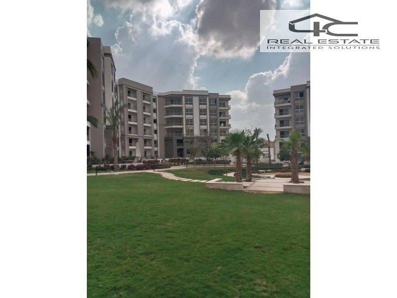 Apartment ground with garden 191m for sale in hyde park new cairo Prim location direct on pool , with the lowest down payment and installments. 0