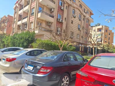 Apartment for sale in the best location in West Arabella, Fifth Settlement, behind the Egyptian School and one minute from Arabella Plaza Mall