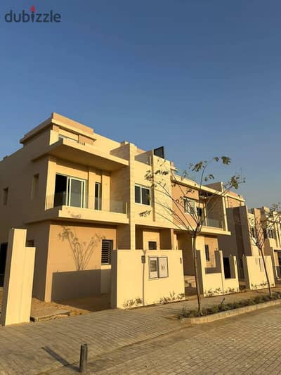 Townhouse for sale, 4 rooms, ready for viewing, in New Cairo, next to the South 90th Street and minutes from Al-Ahly Club, with installments over 10 y