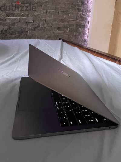 MacBook pro 2019 ,(13 inch) with charger