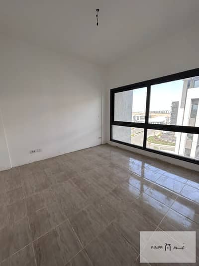 A great apartment for sale in Madinaty, 100m² in privado, with an old contract, including club membership and a garage.