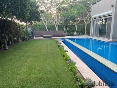 فيلا للبيع 3 طوابق ارضي واول ورووف private pool +garden في سعاده القاهرة الجديدة علي طريق السويس بالقرب من هاب تاون حسن علام التجمع من هورايزون