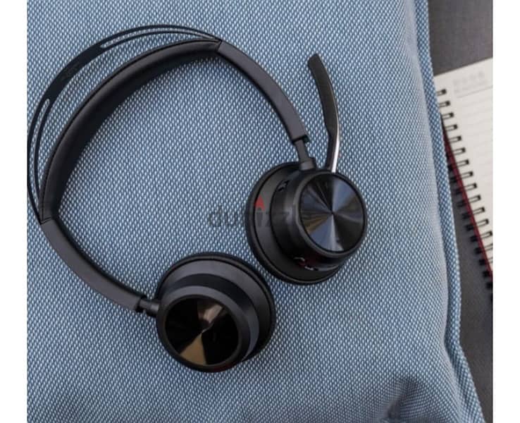 Poly Voyager Focus 2 Headset 10