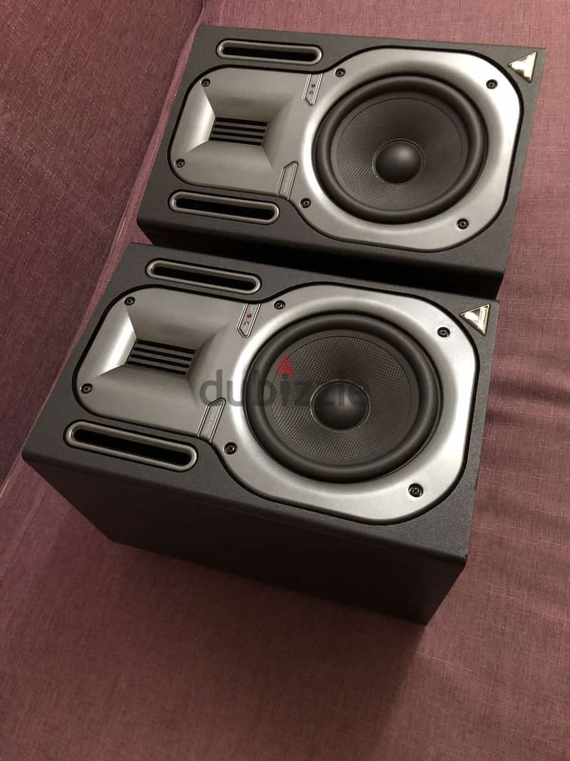 Behringer Truth B3030A 2
